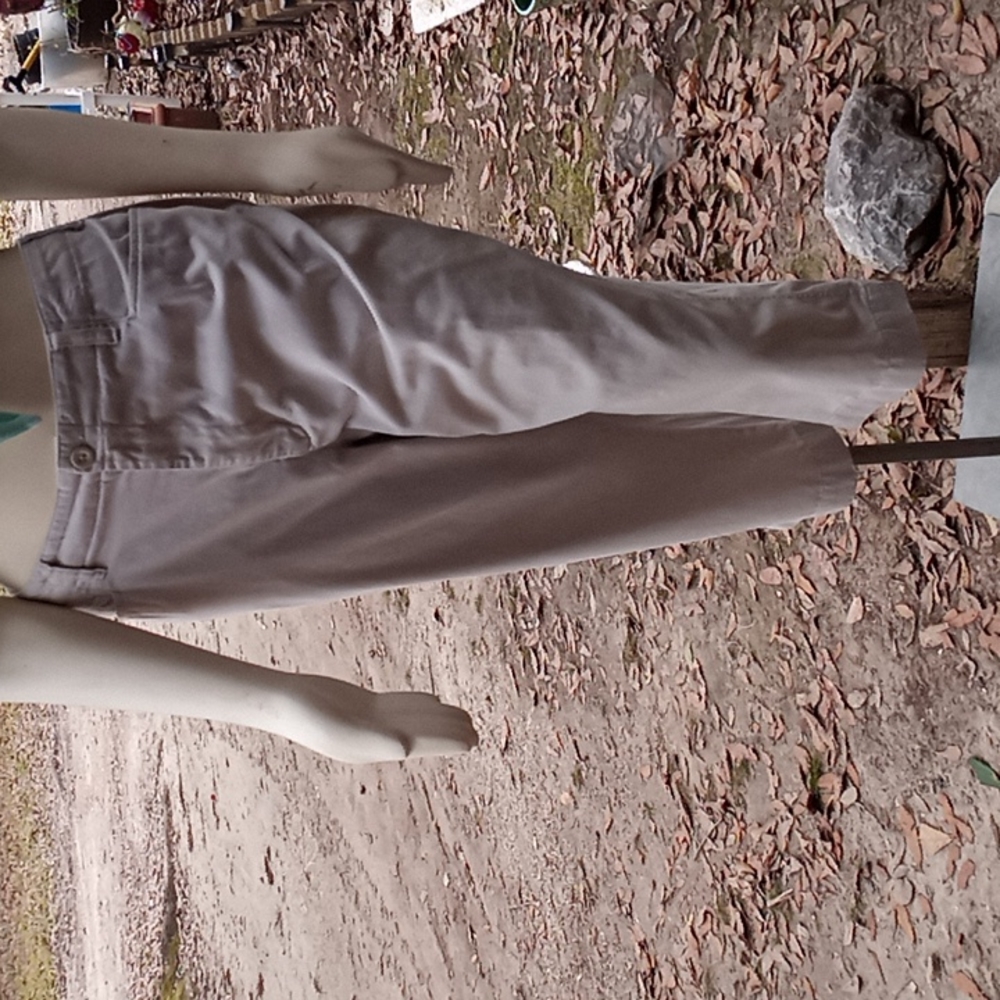 EUC "Essential Style" khaki capri